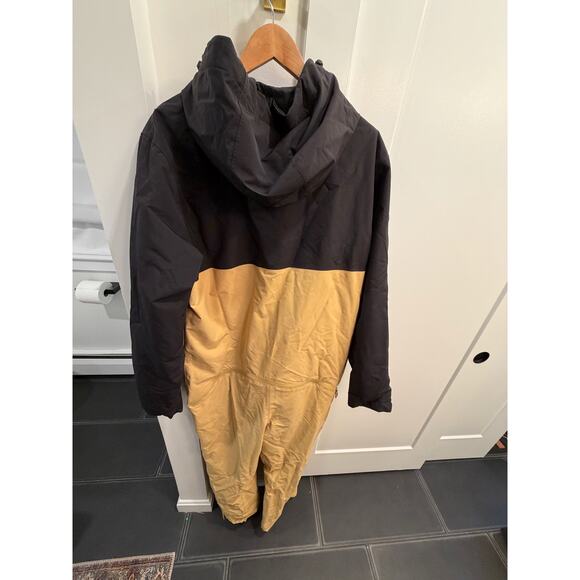 Oneskee Men’s Snow Suit in Sand & Black, Medium (Up to ~5’8″). Lightly used - Picture 4 of 4